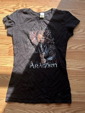 The Lord of The Rings The Two Towers Aragorn Sword Pose T-shirt Medium Women